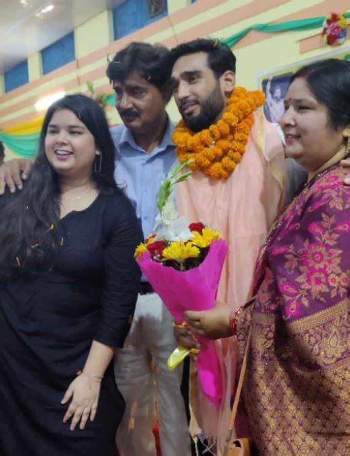 Anshul with his dad Ravindra Singh Jubli, mother Jagdamba Jubli, and sister Ayushi Jubli