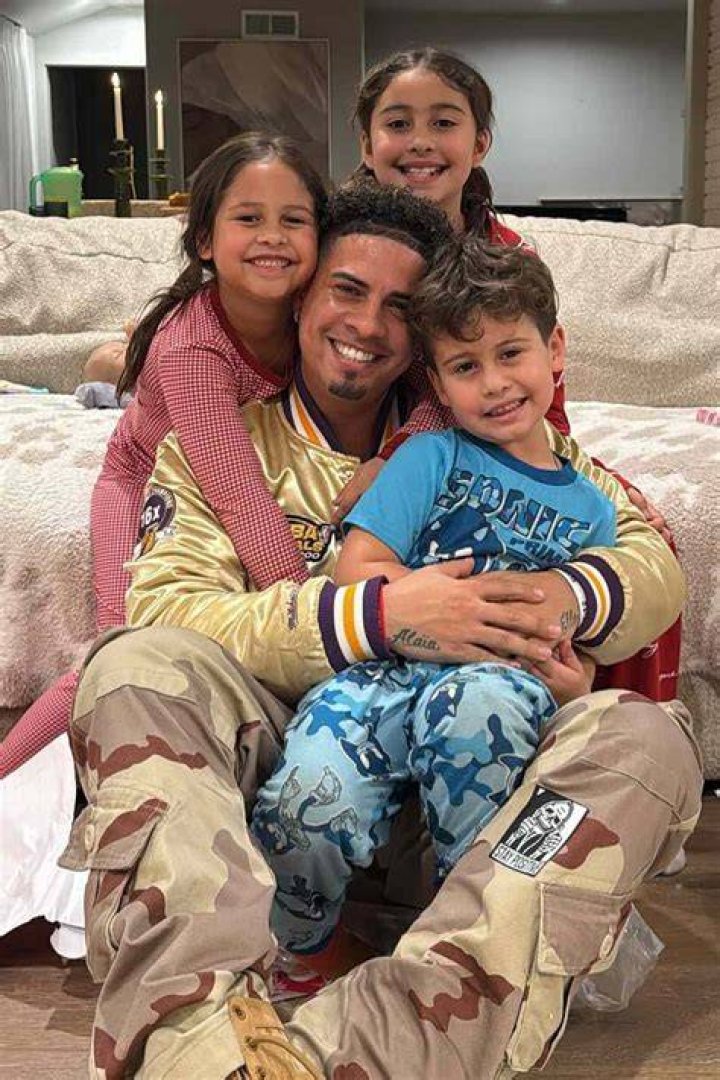Austin Mcbroom with his son and daughters