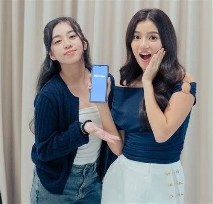 Belle Mariano with her sister