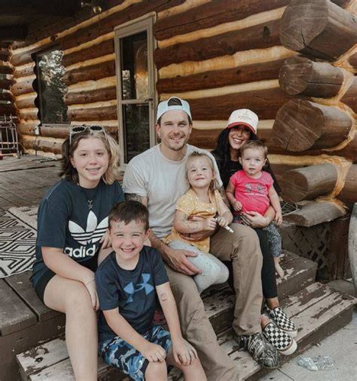 Chelsea with her mom and siblings
