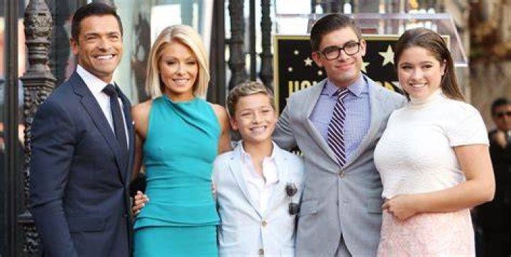 Does Kelly Ripa have siblings?