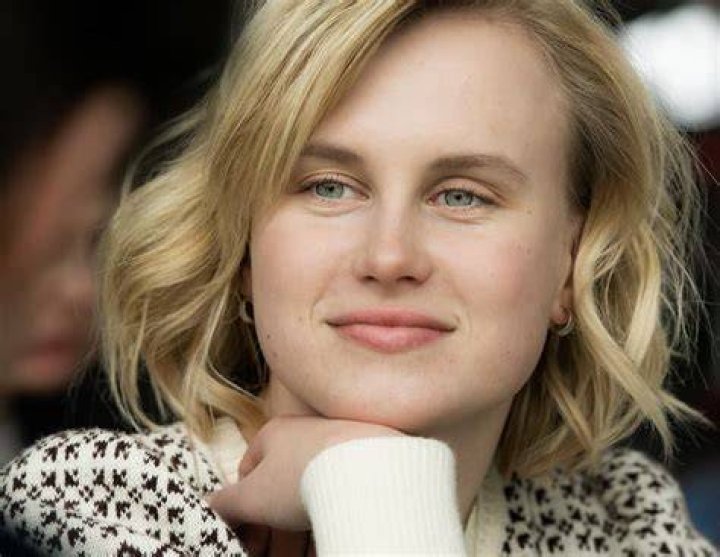 Emma Bones biography