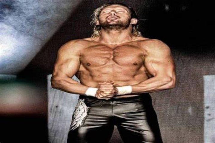 How tall is Kenny Omega