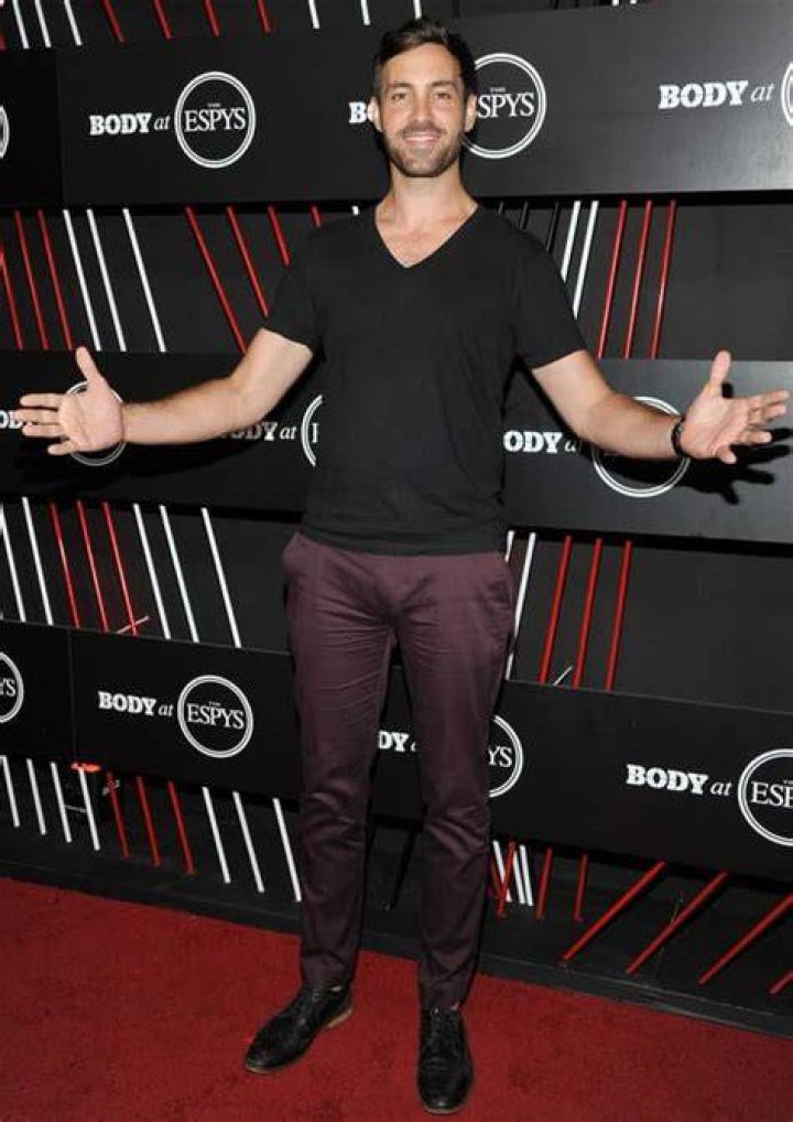 Jeff Dye height is 6 feet 4 inches