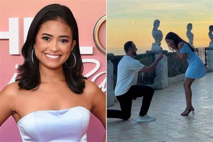 Jessenia Cruz with the contestants of Bachelor in Paradise