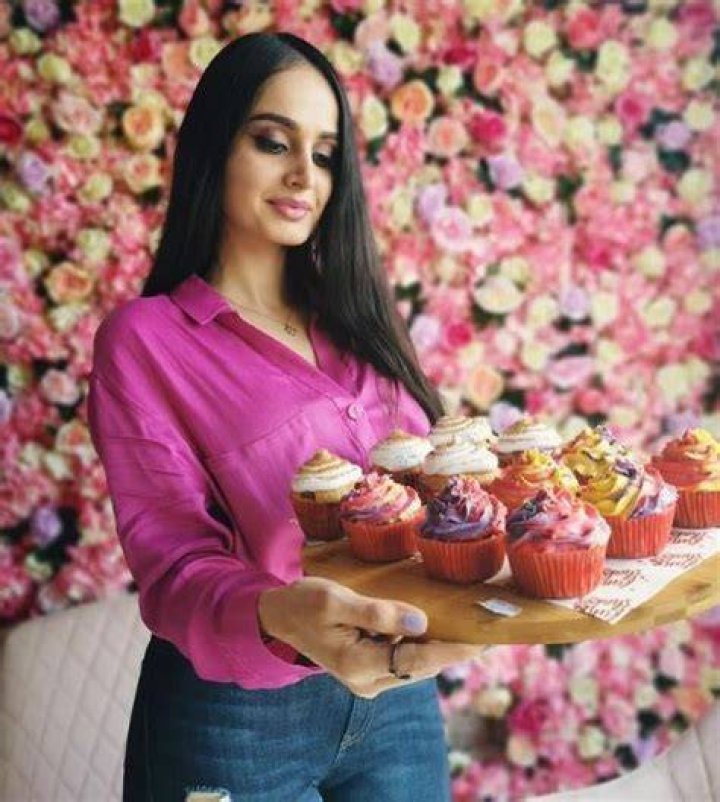 Lana Rose loves cupcake