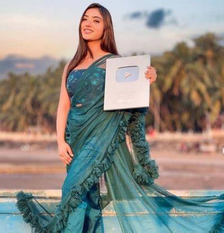 Muskan Sharma first silver Youtube button