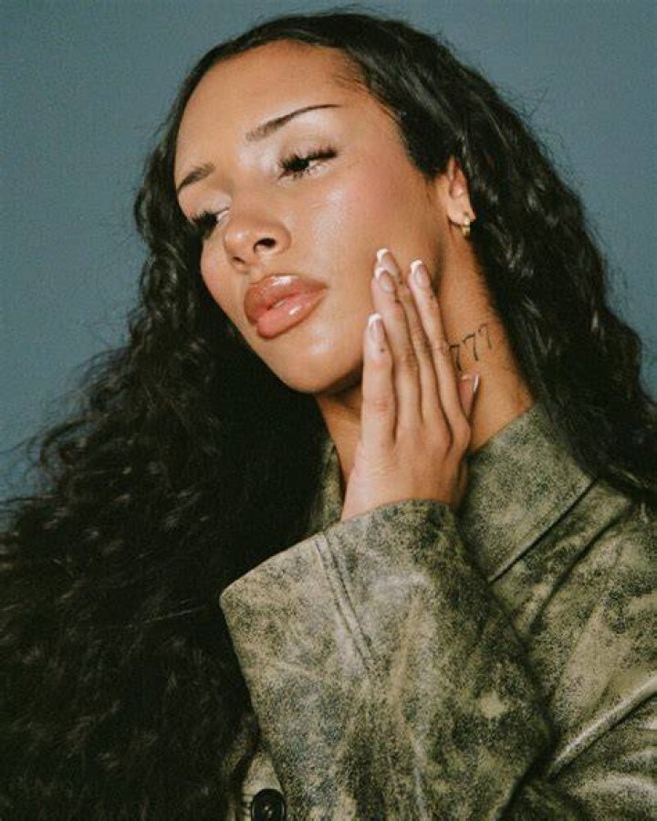 Naomi Sharon is a singer