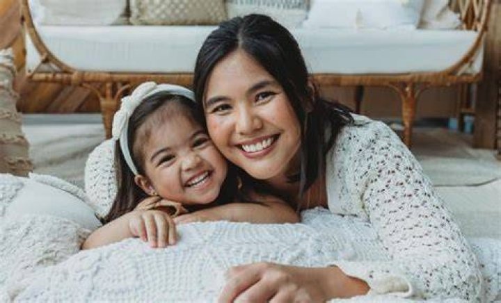 Paulina Ch&aacute;vez with mom and sisters