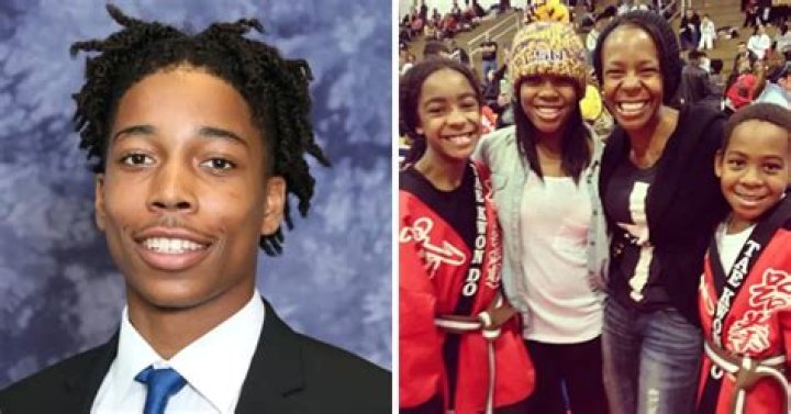 Robert Kelly Jr. is a basketball player, Starkid, and native of the United States of America, who is famously known in the country as the son of R. Kelly aka Robert Sylvester Kelly