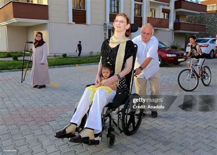 Rumeysa Gelgi with her sister Hilal Gelgi and niece