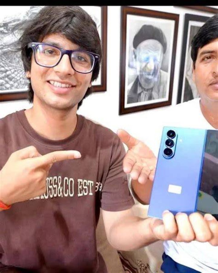 Sourav Joshi gifted a phone to her mother