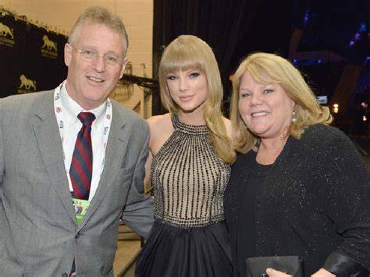 Taylor with her parents