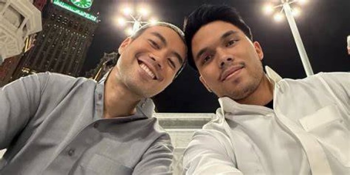 Thariq Halilintar with his friends