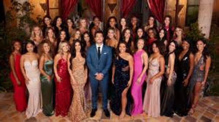 Who are the contestants and freeloaders in season two