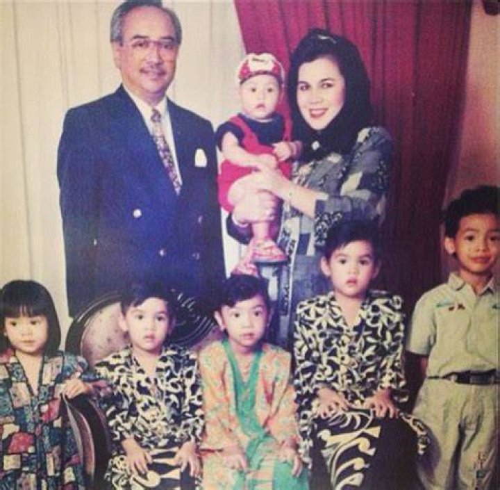 Young Mawar with her family